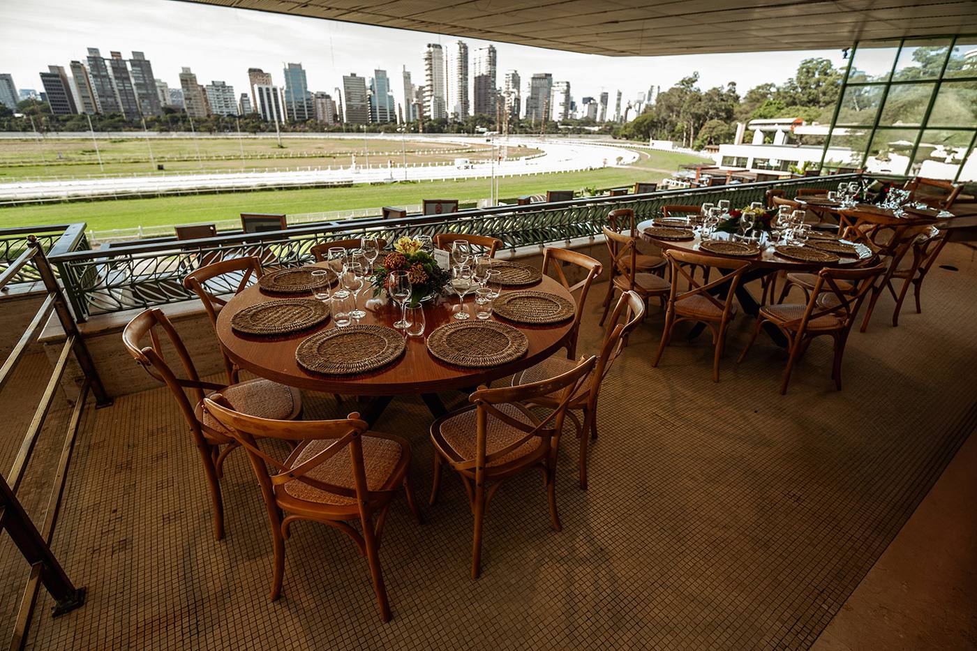 Tribuna do Jockey Club com vista para a pista e o skyline de São Paulo